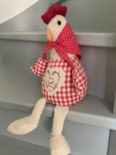 Fatouville-GrestainにあるAux portes d'Honfleurの詰め物をした鶏が棚に置かれている