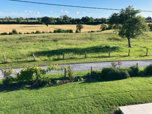 Fatouville-GrestainにあるAux portes d'Honfleurの田地と川の眺め