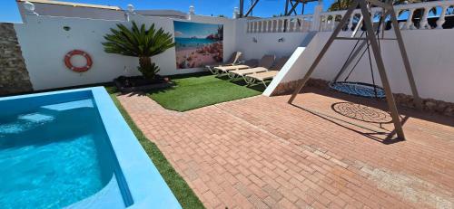 ein Haus mit Swimmingpool und Terrasse in der Unterkunft 2 bedrooms - quiet location - pool - Adults only in Tías