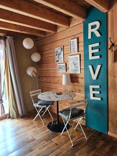 une chambre avec une table, deux chaises et un panneau dans l'établissement Brindepaille, à Vallon-Pont-dʼArc