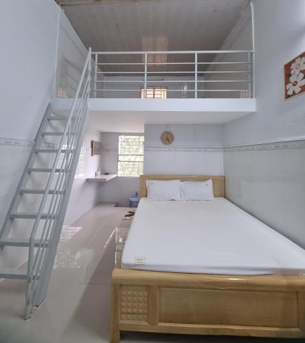 Ένα ή περισσότερα κρεβάτια σε δωμάτιο στο Tran Phu Riverside House
