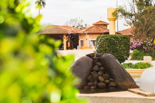 a water fountain in front of a house at Hotel Fazenda Itáytyba in Tibagi