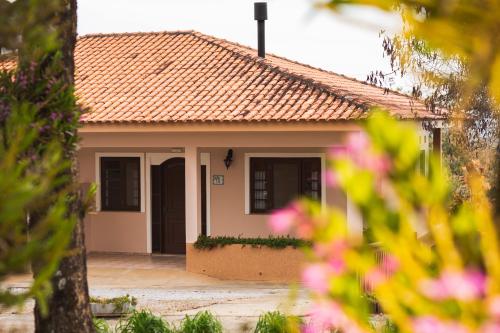 a small house with a tile roof at Hotel Fazenda Itáytyba in Tibagi