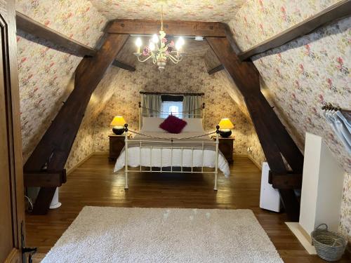 Ένα ή περισσότερα κρεβάτια σε δωμάτιο στο Le Petit Chateau - adults only property