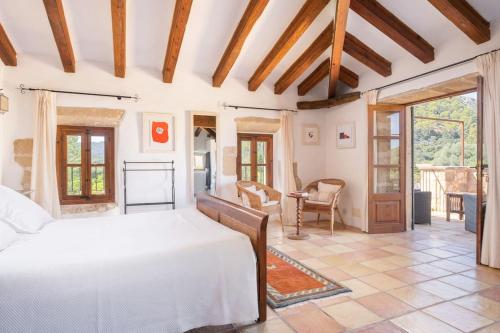 un dormitorio con una cama en una habitación en Can Sion Finca, en Pollensa