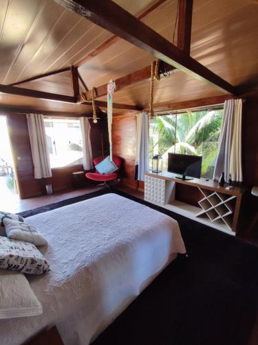 a bedroom with a large bed in a room at Edícula acolhedora in Serra