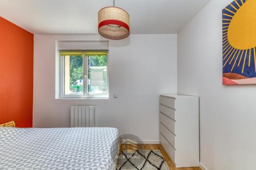- une chambre avec des murs orange, un lit et une fenêtre dans l'établissement Le Saint Ferjus 2 Chambres-Parking Gratuit, à Grenoble
