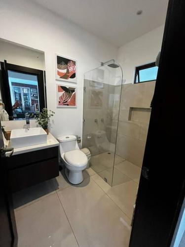 Bilik mandi di Lujosa casa con piscina