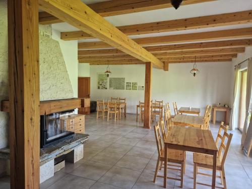 a dining room with a table and chairs and a fireplace at Michniowiec 6 in Czarna