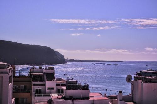 ロス・クリスティアーノスにあるCasa Sonnyの建物のある水の景色