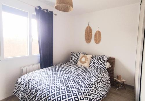 une chambre avec un lit et une fenêtre dans l'établissement Le cocon de Bali, à Gujan-Mestras