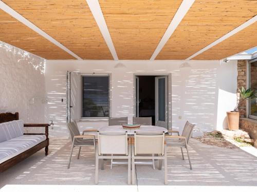 Un lugar para sentarse en Donum Dei Seaside Suites & Villa