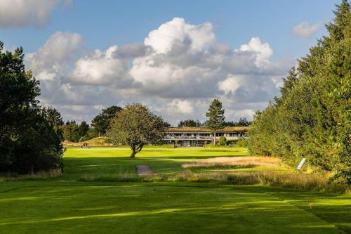 a view of a golf course with a green at Mindedalen - Idyl tæt på alt og helt i fred in Billum