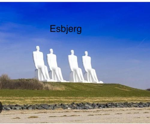 a statue of eight white men on top of a hill at Mindedalen - Idyl tæt på alt og helt i fred in Billum