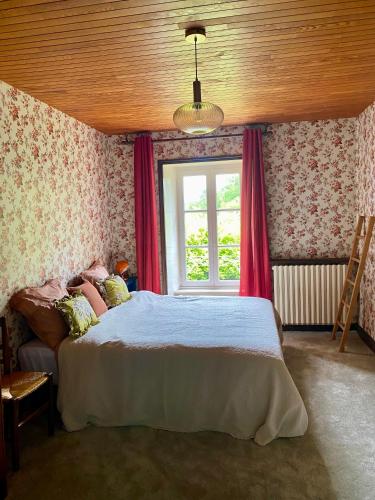 une chambre avec un lit et une fenêtre dans l'établissement Maison entre campagne et mer, à Lanvellec