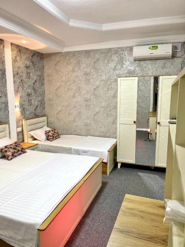 Ένα ή περισσότερα κρεβάτια σε δωμάτιο στο Hayati HOTEL