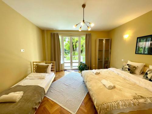 Bohemian Bright & Calm 2BR - Top center - Private Balcony