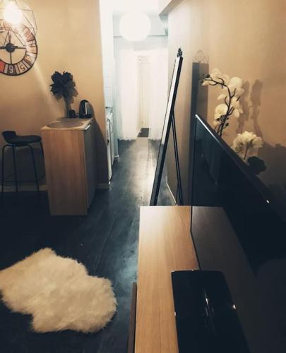 - un salon avec une table et un tapis blanc dans l'établissement Rennes Centre Historique, Place Ste Anne, à Rennes