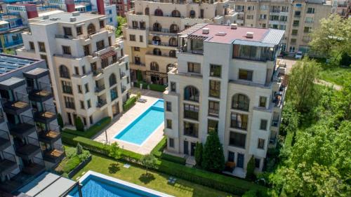 サニービーチにあるАпарткомплекс Амара Слънчев Бряг Студио 13のプールのある建物の上空からの眺め
