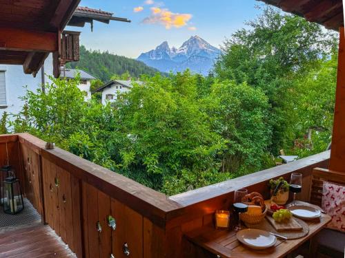 een balkon met een tafel en uitzicht op een berg bij Haus Kilian in Berchtesgaden