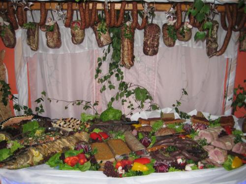 una tabella ricoperta da molti tipi di alimenti diversi di Zajazd Skalny a Ostrów Mazowiecka