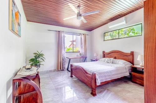 Ένα ή περισσότερα κρεβάτια σε δωμάτιο στο Tropical House in Nosara- 3 min walk to the beach