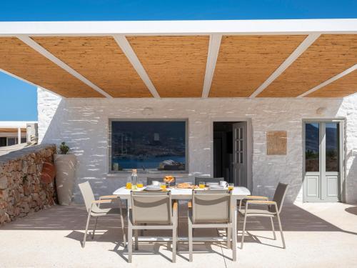 Un patio o zona al aire libre en Donum Dei Seaside Suites & Villa