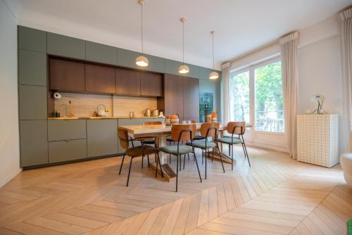 une cuisine et une salle à manger avec une table et des chaises dans l'établissement Luxury Flat Eiffel Tower View, à Paris