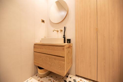 une salle de bain avec un lavabo et un miroir au mur dans l'établissement Luxury Flat Eiffel Tower View, à Paris