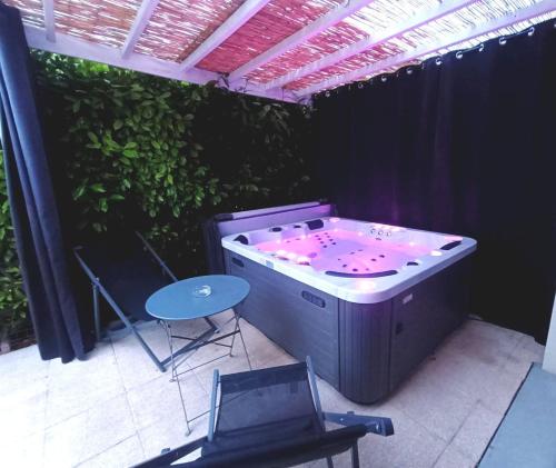 Foto Cocon romantique avec jacuzzi extérieur 1