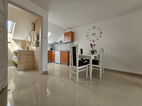 Dapur atau dapur kecil di LEMA Pokoje Goscinne