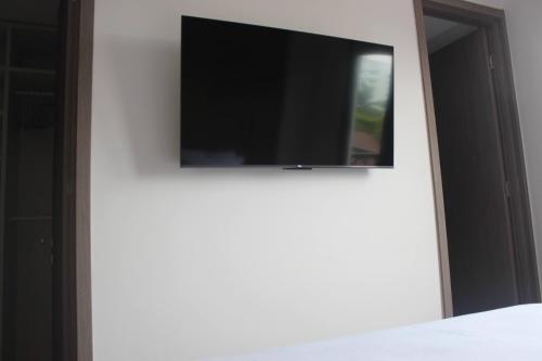 a flat screen tv on a white wall at Departamento en Casco Antiguo in Panama City