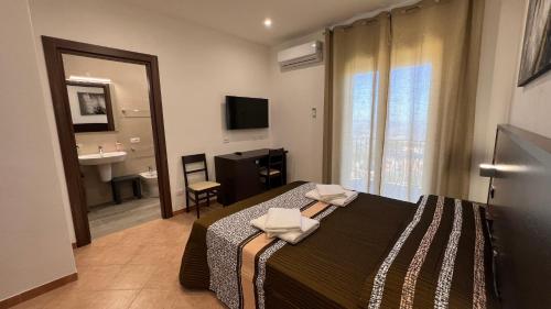 a hotel room with a bed and a bathroom at Jenka in Caltabellotta