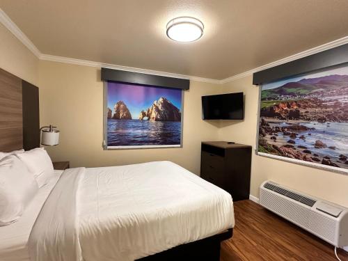 Postel nebo postele na pokoji v ubytování Beachwalker Inn Cayucos