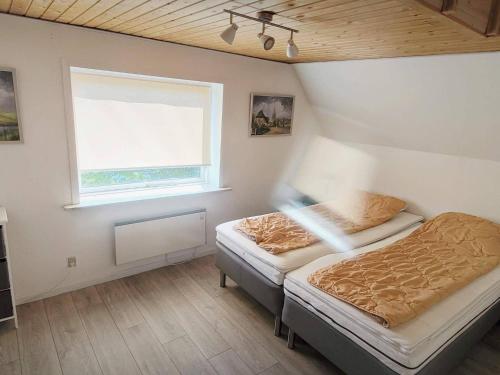 Øster Asselsにある8 person holiday home in Øster Assels-By Traumのベッドと窓のある寝室