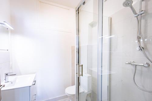 une salle de bain avec une douche, des toilettes et un lavabo dans l'établissement La Panthère d'Auch 