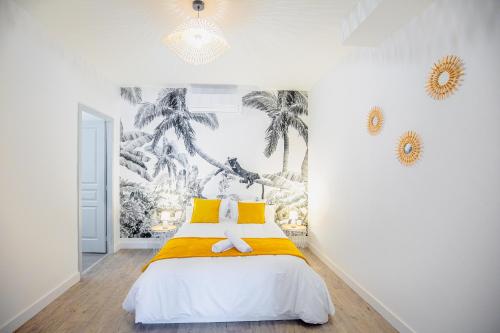 - une chambre avec un lit et une fresque murale sur les palmiers dans l'établissement La Panthère d'Auch 
