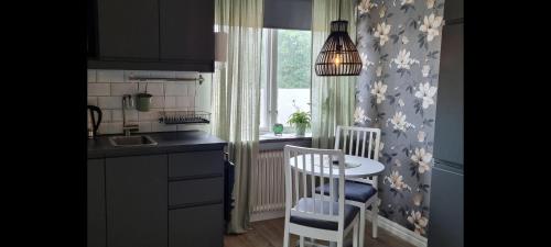 a kitchen with a table and chairs and a window at Mysig 1a med Minispa, 20 min från Kinnekulle in Götene