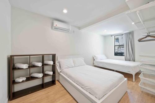 Postel nebo postele na pokoji v ubytování Modern Luxury 1BR Apartment Close to Attractions