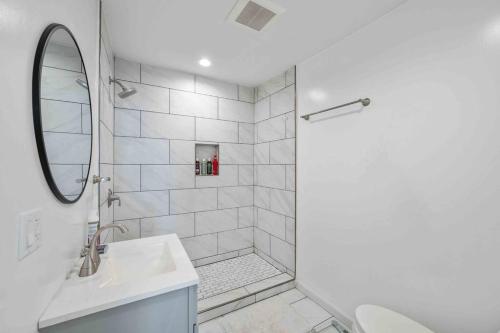 Koupelna v ubytování Modern Luxury 1BR Apartment Close to Attractions