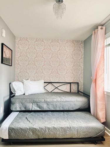 two beds in a bedroom with a wall at Audrey in Salem