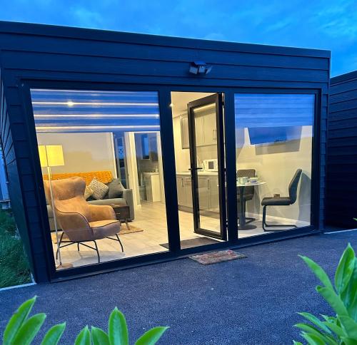 Habitación con puertas correderas de cristal y sala de estar. en The Tollstone, en Duleek