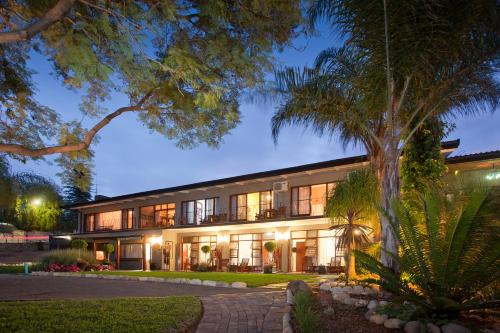 Taman di luar Miles B&B Guest House