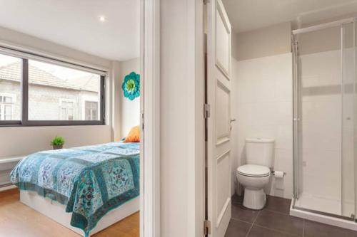 1 dormitorio con 1 cama y baño con aseo en Picaria Apartment, en Oporto