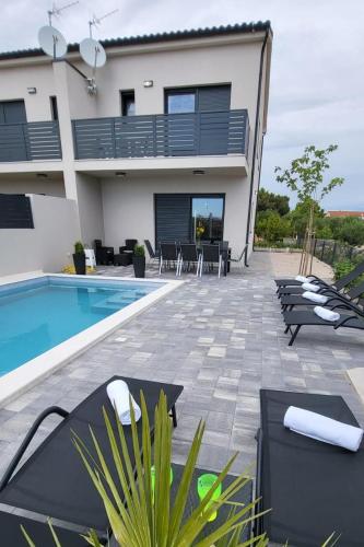 Family friendly house with a swimming pool Vodice - 23021