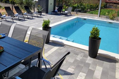 Family friendly house with a swimming pool Vodice - 23021