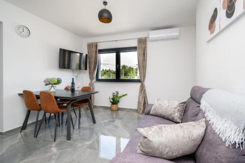 Apartments with parking space Zadar - 23055