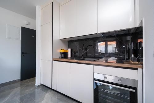 Apartments with parking space Zadar - 23055