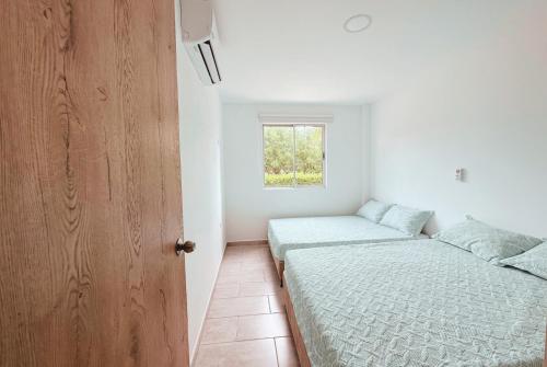 Postel nebo postele na pokoji v ubytování Cabaña 5 Playa Piso 1- Palmar De Los Vientos-San Bernardo del Viento