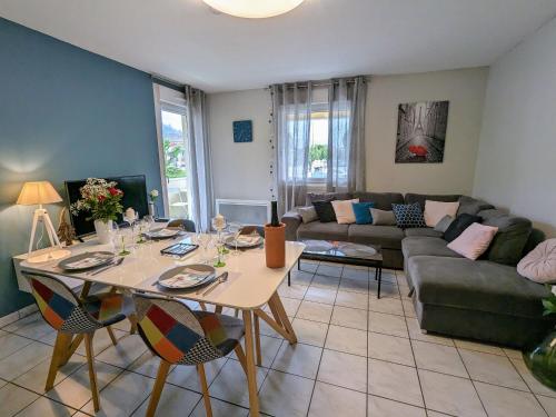 un salon avec une table et un canapé dans l'établissement Appartement chaleureux avec garage & balcon au cœur de Gérardmer, proche lac & pistes - FR-1-589-338, à Gérardmer